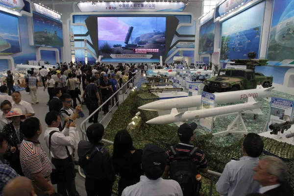 訪問者は 第11回中国国際航空宇宙展示会 中国航空宇宙科学 Casic のスタンドでモデルミサイルを見て エアショーチャイナ2016 としても知られている 南シナの広東省 — ストック写真