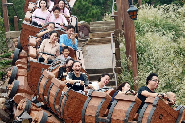 観光客は浦東 中国の上海ディズニーリゾートで上海ディズニーランドの7ドワーフ鉱山列車に反応します 10月 2016 — ストック写真