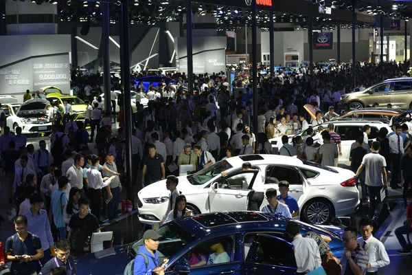 Los Visitantes Agolpan Stand Toyota Durante 14ª Exposición Internacional Automóviles — Foto de Stock