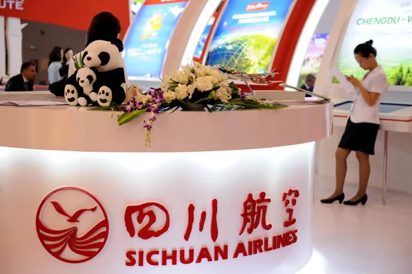 Los Empleados Chinos File Son Vistos Stand Sichuan Airlines Durante — Foto de Stock