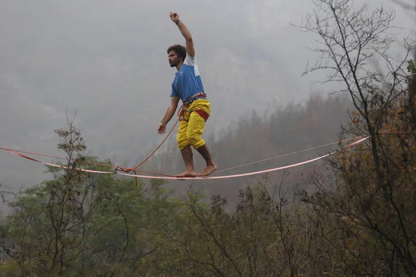 Francuski Śmiałek Theo Sanson Idzie Tyłu Slackline Zawieszone Metrów Powietrzu — Zdjęcie stockowe