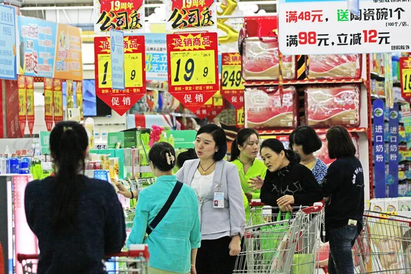Chińskich Klientów Zakupy Supermarkecie Mieście Nanjing Wschodnia Chiny Prowincji Jiangsu — Zdjęcie stockowe
