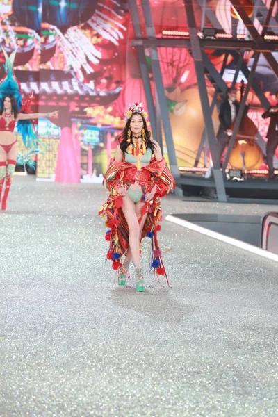Китайская Модель Вэнь Представляет Новое Творение Время 2016 Victoria Secret — стоковое фото