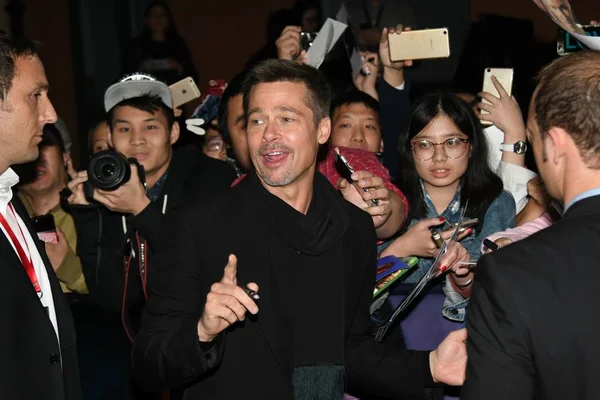 Amerykański Aktor Brad Pitt Centrum Reaguje Jak Podpisuje Autografy Dla — Zdjęcie stockowe