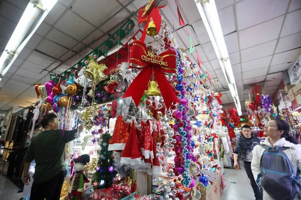 Menschen Betrachten Weihnachtsdekorationen Und Weihnachtsdekorationen Die Einem Geschäft Auf Einem — Stockfoto