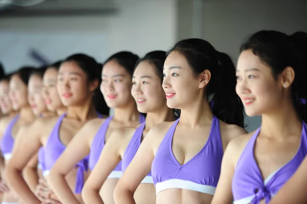 Estudantes Sexo Feminino Vestidas Com Calças Curtas Sutiãs Participam Uma — Fotografia de Stock