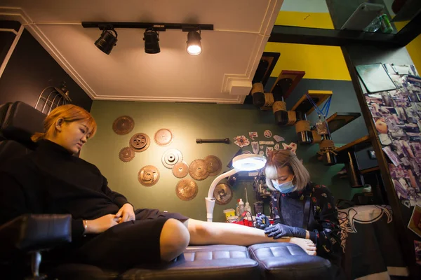 Chinese Tattoo Artist Jiaxuan Inks Ankle Customer Her Tattoo Studio — Stock Photo, Image