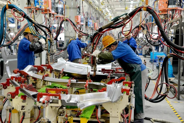 Trabalhadores Chineses Montam Carros Elétricos Linha Montagem Uma Fábrica Automóveis — Fotografia de Stock