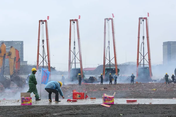 Chinese workers attend the ground breaking ceremony for the construction of the Shanghai Planetarium, which will be the world's biggest planetarium, in Lingang area of Pudong, Shanghai, China, 8 November 2016 — Stock Image Chinese Workers Attend Ground Breaking Ceremony Construction Shanghai Planetarium Which Stock Picture