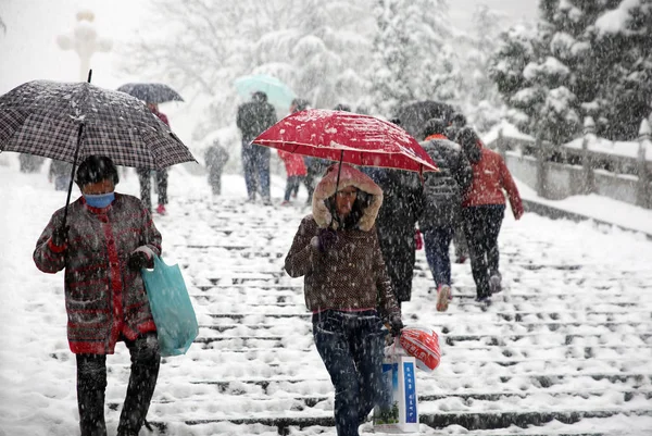 Voetgangers Lopen Neer Een Brug Zware Sneeuw Sanmenxia City Central — Stockfoto