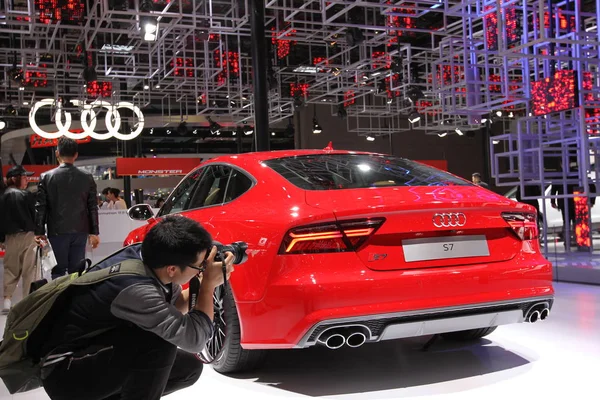 Chiński Fotograf Zdjęcia Audi Wyświetlaczu Podczas Shanghai International Automobile Przemysłu — Zdjęcie stockowe