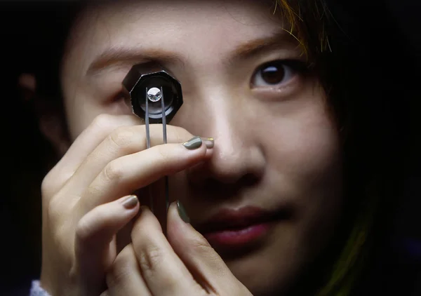 Comprador Chinês Jóias Comércio Eletrônico Miffy Inspeciona Diamante Avaliado 000 — Fotografia de Stock