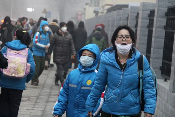 Chinese Mother Escorts Her Son Both Wearing Face Masks Air — Stock Photo, Image