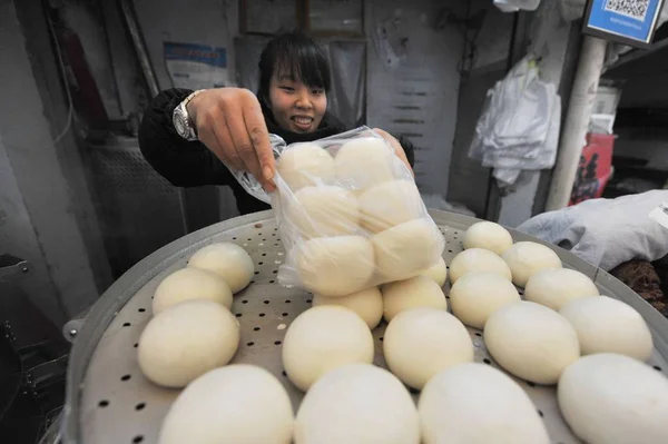 Trabalhador Chinês Vende Pães Cozidos Vapor Uma Loja Mantou Mercado — Fotografia de Stock