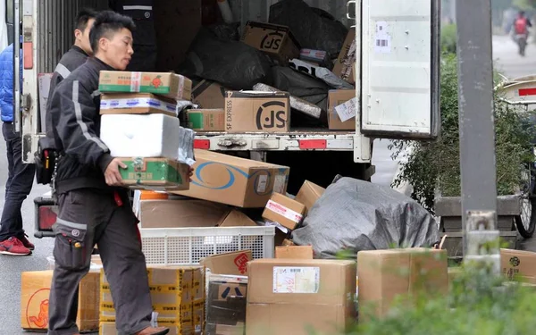 Trabajadores Chinos Intentan Cargar Una Furgoneta Con Paquetes Mayoría Los — Foto de Stock