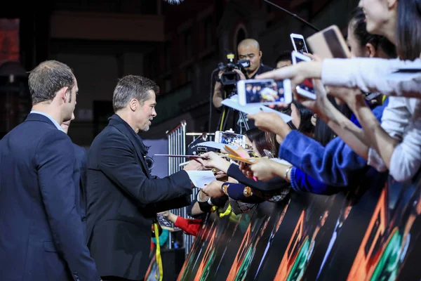 Amerykański Aktor Brad Pitt Uścisk Dłoni Chińskich Fanów Czerwonym Dywanie — Zdjęcie stockowe