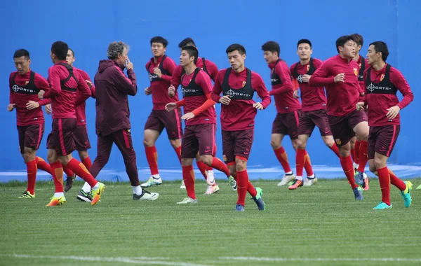2016年11月10日 中国国家男足足球运动员参加在中国西南云南省昆明市举行的2018年亚足联世界杯亚洲预选赛决赛的训练课 — 图库照片