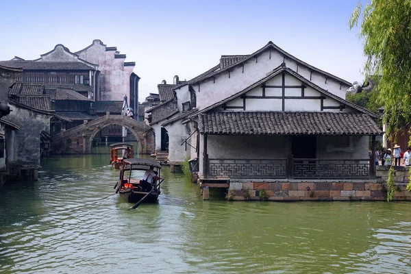 Uitzicht Boten Met Een Donkere Luifel Een Rivier Wuzhen Town — Stockfoto
