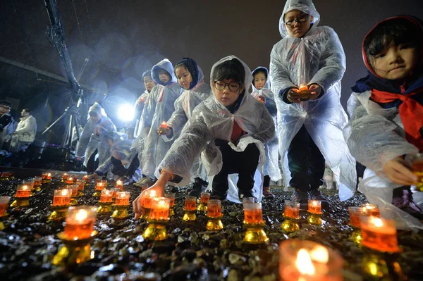 Jóvenes Estudiantes Alinean Velas Bajo Lluvia Durante Una Vigilia Luz — Foto de Stock