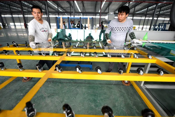 2016年10月20日 中国東部安寧省房州市の工場で中国人労働者がガラスを生産 — ストック写真