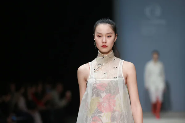 Modelo Muestra Una Nueva Creación Desfile Moda Shangshou Por Chen —  Fotos de Stock