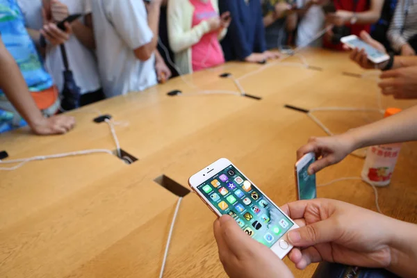 Customers Try Out Iphone Smartphones Apple Store Shanghai China September — Stock Photo, Image