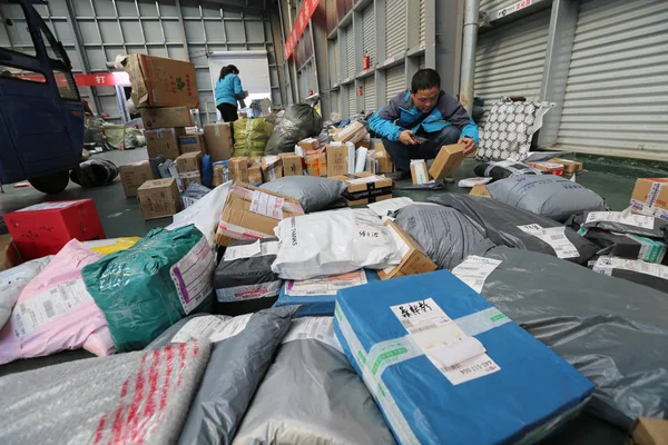 Les Travailleurs Chinois Trient Des Piles Colis Dont Plupart Proviennent — Photo