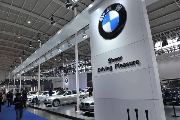 Visitantes Passam Pelo Estande Bmw Durante Uma Exposição Automóveis Cidade — Fotografia de Stock