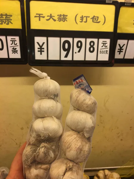 中国の湖北省イーチャン市にあるスーパーでニンニクを販売するお客様のお店 11月9日2016 — ストック写真