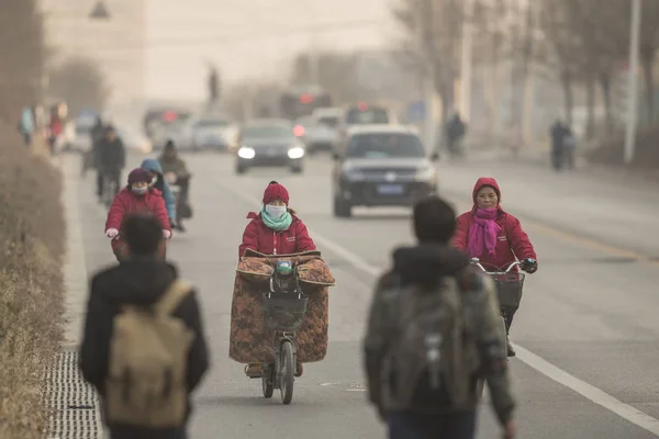 Велогонщики Один Которых Носит Маски Против Загрязнения Воздуха Едут Дороге — стоковое фото