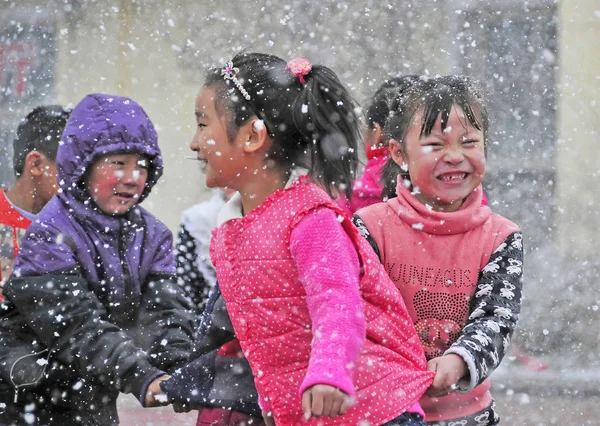 Młode Chińskie Dzieci Grają Grę Ciężkim Śniegu Szkole Podstawowej Mieście — Zdjęcie stockowe