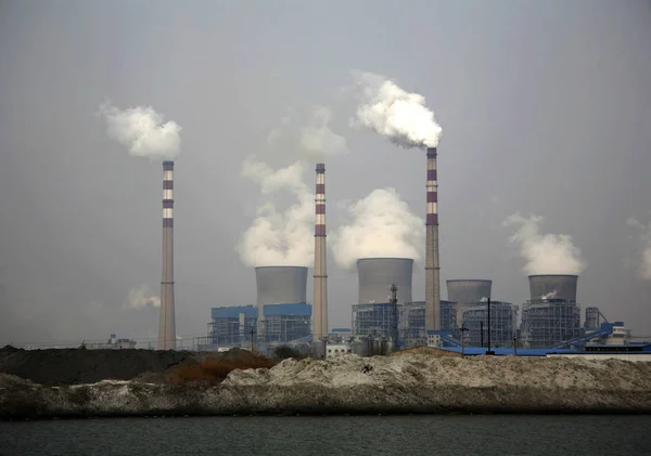 Dym Para Odprowadzane Kominów Wież Chłodniczych Elektrowni Węglowej Mieście Dezhou — Zdjęcie stockowe