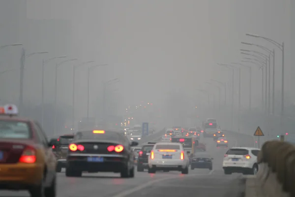 Fahrzeuge Fahren Bei Starkem Smog Auf Einer Autobahn Peking China — Stockfoto