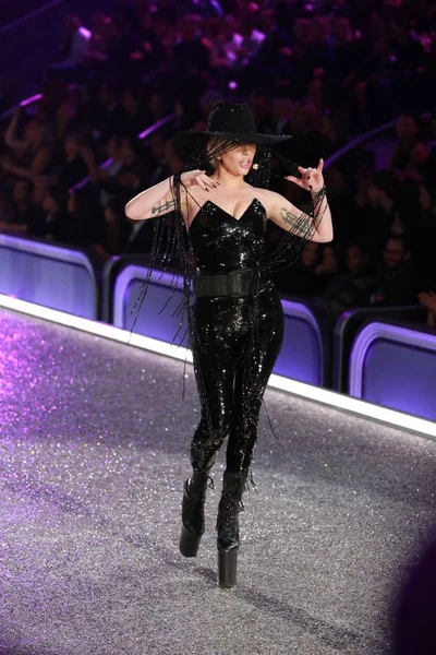 Cantante Estadounidense Lady Gaga Actúa Durante Victoria Secret Fashion Show — Foto de Stock