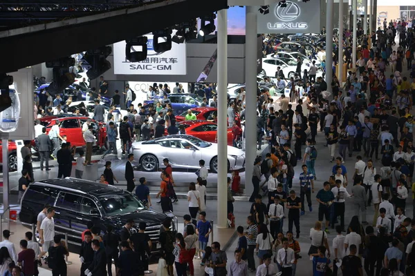 Visitantes Lotam Arquibancadas Saic Lexus Durante 14Th China Guangzhou International — Fotografia de Stock