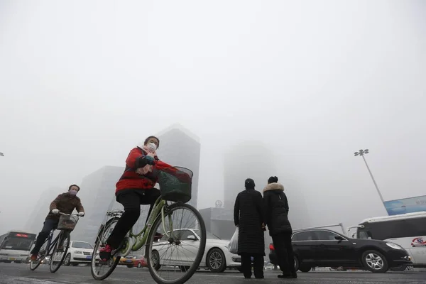 Ciclisti Auto Viaggiano Strada Smog Pesante Nella Città Langfang Provincia — Foto Stock