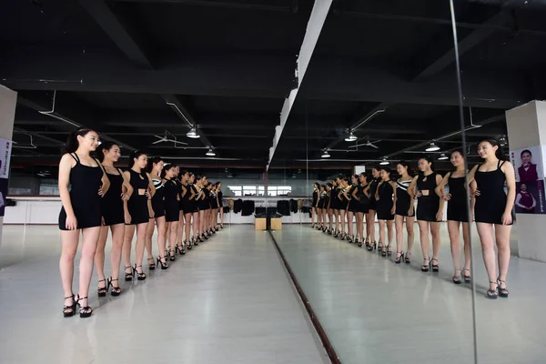 女子学生は 2016 日中国東部の山東省煙台市の学校でモデルのトレーニング セッションに参加します — ストック写真