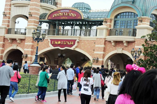 File Tourists Visit Shanghai Disneyland Shanghai Disney Resort Pudong Shanghai — Stock Photo, Image