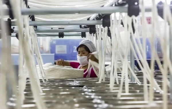 Una Trabajadora China Encarga Producción Hilados Una Fábrica Textil Condado —  Fotos de Stock