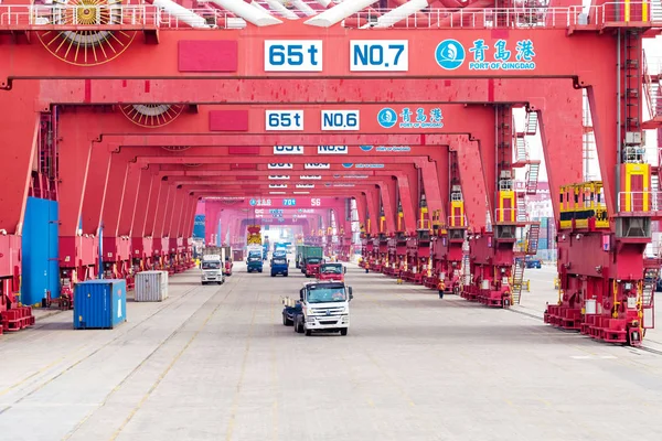 Trucks Vervoeren Contrainers Naar Het Buitenland Worden Verzonden Een Kade — Stockfoto