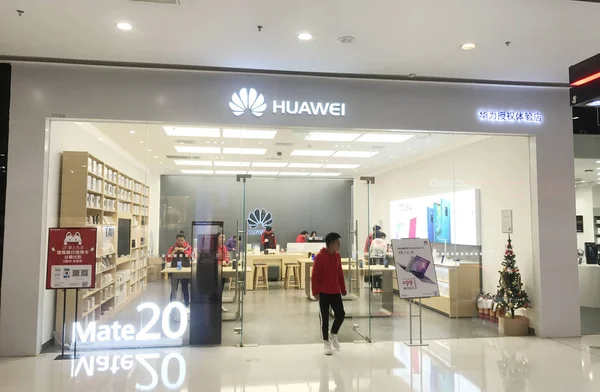 Китайский Клиент Выходит Магазина Huawei Городе Куньмин Провинция Юньнань Декабря — стоковое фото