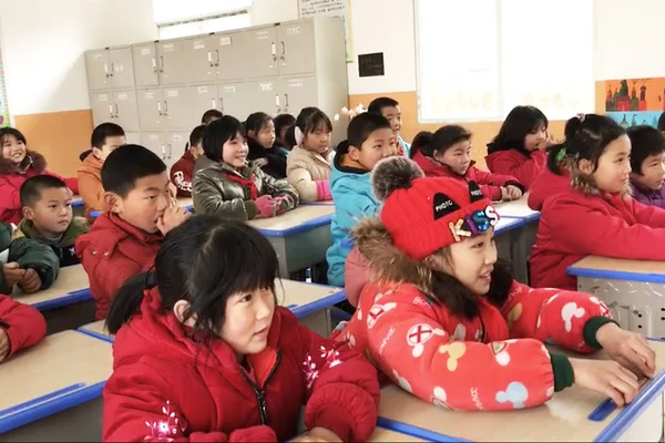Crianças Assistem Webcast Vivo Feito Por Seu Professor Jack Yun — Fotografia de Stock