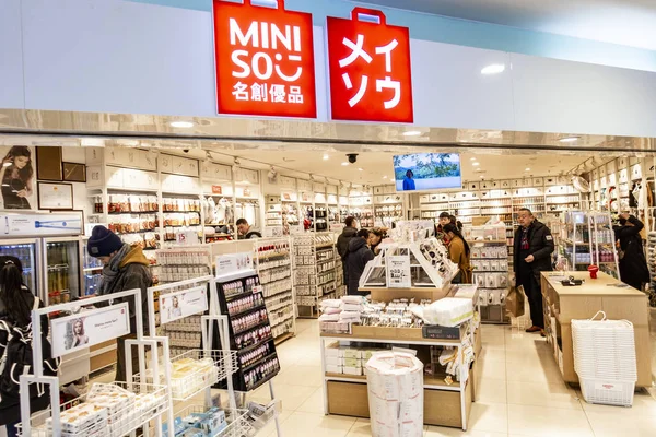Los Consumidores Buscan Productos Una Tienda Miniso Centro Comercial Shanghai — Foto de Stock