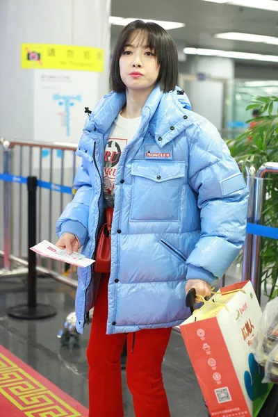 Китайская Актриса Виктория Сонг Сун Цянь Прибыла Международный Аэропорт Пекина — стоковое фото