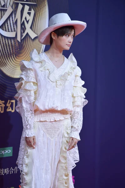 2019年1月11日 中国歌手李宇春在中国北京举行的2018年微博夜颁奖仪式上走上红毯时摆姿势 — 图库照片