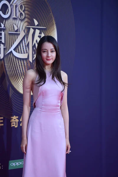 中国ウイグル女優 Dilraba ティリワルディ ポーズと 2019 Weibo 2018 中国でのレッド カーペットに到着彼女 — ストック写真