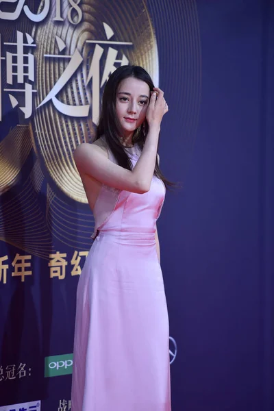 Chinese Oeigoerse Actrice Dilraba Dilmurat Met Zich Meebrengt Als Rode — Stockfoto