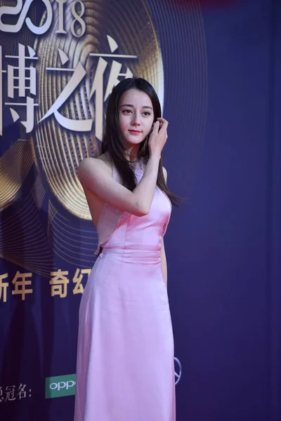 Actriz China Dilraba Dilmurat Posa Mientras Llega Alfombra Roja Para — Foto de Stock