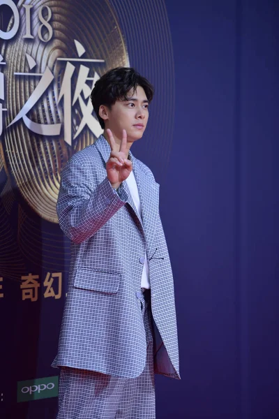 Китайский Актёр Ифэн Позирует Красной Дорожке Церемонии Награждения Weibo Night — стоковое фото