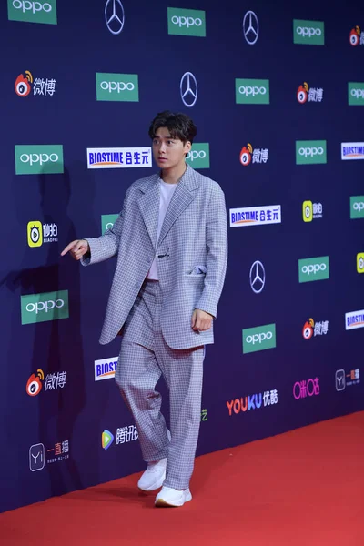 Acteur Chinois Yifeng Pose Alors Arrive Sur Tapis Rouge Pour — Photo